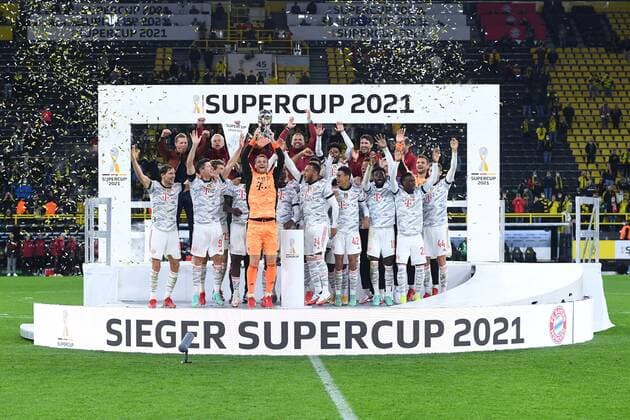 Fußball Supercup FC Bayern München - Borussia Dortmund am 17.08.2021 im Signal Iduna Park in Dortmund Siegerehrung Supercup 2021 Manuel Neuer ( München ) mit dem Supercup streckt den Pokal in die Höhe DFL regulations prohibit any use of photographs as image sequences and or quasi-video.