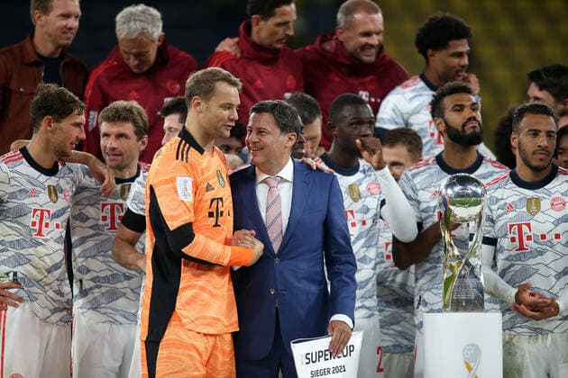 17.08.2021, Fussball DFL Supercup 2021, Borussia Dortmund - FC Bayern München, im Signal Iduna Park Dortmund. Der FC Bayern München ist nach dem 3:1 Sieg der Supercup-Sieger 2021. Siegerehrung nach dem Spiel. v.li: Torwart Manuel Neuer (FC Bayern München) mit Christian Seifert (DFL).