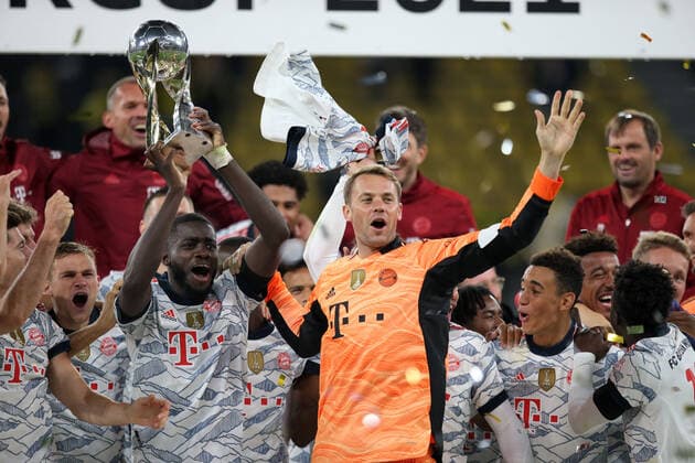 17.08.2021, Fussball DFL Supercup 2021, Borussia Dortmund - FC Bayern München, im Signal Iduna Park Dortmund. Der FC Bayern München ist nach dem 3:1 Sieg der Supercup-Sieger 2021. Siegerehrung nach dem Spiel. von links: n re: Dayot Upamecano (FC Bayern München), Torwart Manuel Neuer (FC Bayern München)