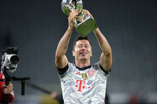17.08.2021, Fussball DFL Supercup 2021, Borussia Dortmund - FC Bayern München, im Signal Iduna Park Dortmund. Der FC Bayern München ist nach dem 3:1 Sieg der Supercup-Sieger 2021. Siegerehrung nach dem Spiel. Robert Lewandowski (FC Bayern München) mit dem Pokal