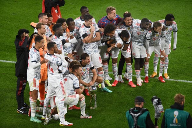 Supercup: Borussia Dortmund - FC Bayern München 17.08.2021. Gruppenfoto der Bayern mit Pokal vor dem Fanblock. DFL REGULATIONS PROHIBIT ANY USE OF PHOTOGRAPHS AS IMAGE SEQUENCES AND OR QUASI-VIDEO. Editorial use only ! Nur für journalistische Zwecke !