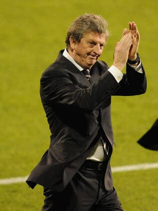 Fußball, Trainerhistorie FC Fulham von 1904 bis heute Mandatory Credit: Photo by Back Page Images Shutterstock (1178058b) Fulham manager Roy Hodgson during the lap of honour for the last home match of the season Fulham v Stoke City, FA Premier League football match, Craven Cottage, London, Britain - 05 May 2010 Stoke beat Fulham 1-0 EDITORIAL USE ONLY No use with unauthorised audio, video, data, fixture lists (outside the EU), club league logos or live services. Online in-match use limited to 45 images (+15 in extra time). No use to emulate moving images. No use in betting, games or single club league player publications services. Fulham v Stoke City, FA Premier League football match, Craven Cottage, London, Britain - 05 May 2010 EDITORIAL USE ONLY No use with unauthorised audio, video, data, fixture lists (outside the EU), club league logos or live services. Online in-match use limited to 45 images (+15 in extra time). No use to emulate moving images. No use in betting, games or Copyright: xBackxPagexImages Shutterstockx 1178058b