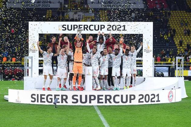Fußball Supercup FC Bayern München - Borussia Dortmund am 17.08.2021 im Signal Iduna Park in Dortmund Siegerehrung Supercup 2021 Manuel Neuer ( München ) mit dem Supercup streckt den Pokal in die Höhe Manuel Neuer ( München ), Dayot Upamecano ( München ), Niklas Süle ( München ), Joshua Kimmich ( München ), Serge Gnabry ( München ), Leon Goretzka ( München ), Robert Lewandowski ( München ), Kingsley Coman ( München ), Alphonso Davies ( München ), Thomas Müller ( München ), Josip Stanisic ( München ), Sven Ulreich ( München ), Omar Richards ( München ), Leroy Sane ( München ), Eric Maxim Choupo Moting ( München ), Chris Richards ( München ), Bouna Sarr ( München ), Tanguy Nianzou ( München ), Corentin Tolisso ( München ), Jamal Musiala ( München ), Julian Nagelsmann ( Trainer Cheftrainer München ) DFL regulations prohibit any use of photographs as image sequences and or quasi-video.