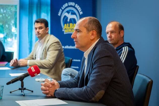 Basketball Berlin 18.08.2021 1. Bundesliga BBL Euroleague Saison 2021 2022 Alba Berlin stellt seinen neuen Cheftrainer Israel Gonzalez hi. vor Himar Ojeda (Alba Berlin, Sportdirektor) vo.