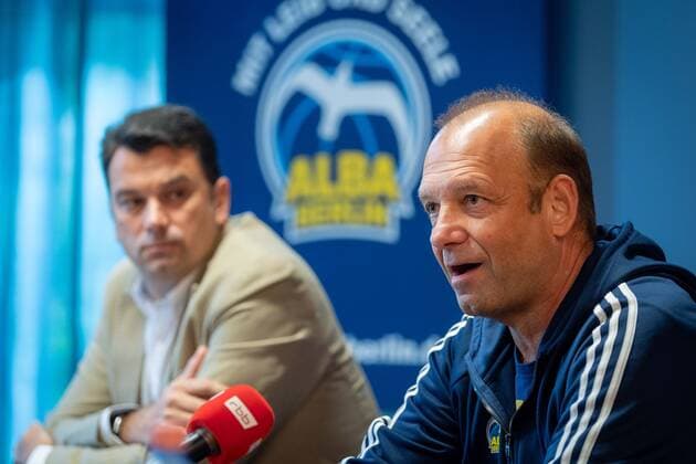 Basketball Berlin 18.08.2021 1. Bundesliga BBL Euroleague Saison 2021 2022 Alba Berlin stellt seinen neuen Cheftrainer Israel Gonzalez hi. vor Marco Baldi (Alba Geschäftsführer)