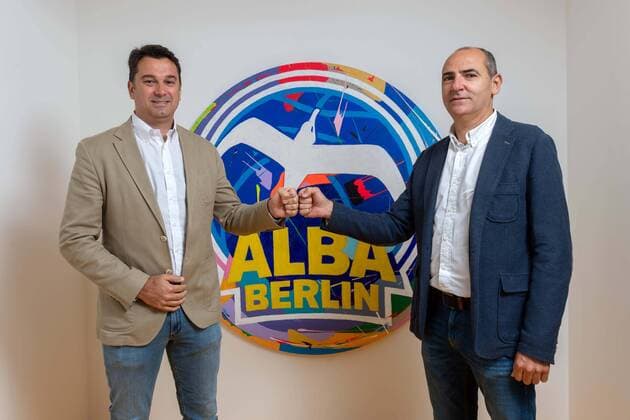 Sport Themen der Woche KW33 Sport Bilder des Tages Basketball Berlin 18.08.2021 1. Bundesliga BBL Euroleague Saison 2021 2022 Alba Berlin stellt seinen neuen Cheftrainer Israel Gonzalez li. vor Himar Ojeda (Alba Berlin, Sportdirektor) re.