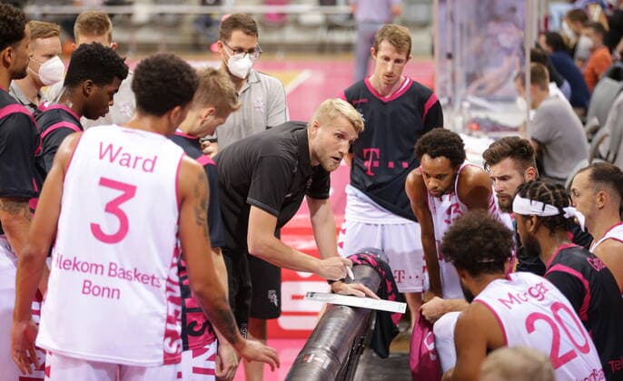 Trainer Tuomas Iisalo mit Team Telekom Baskets Bonn , Testspiel vs. RheinStars Köln easyCredit BBL 1. Bundesliga , Saison 2021 2022