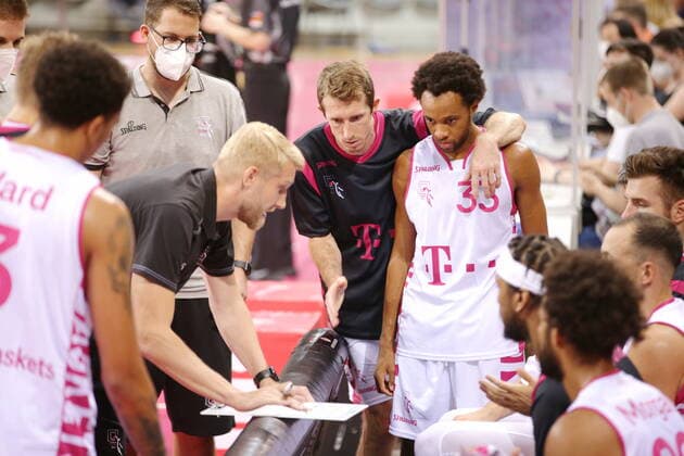Skyler Bowlin, Parker Jackson-Cartwright, Trainer Tuomas Iisalo mit Team Telekom Baskets Bonn , Testspiel vs. RheinStars Köln easyCredit BBL 1. Bundesliga , Saison 2021 2022