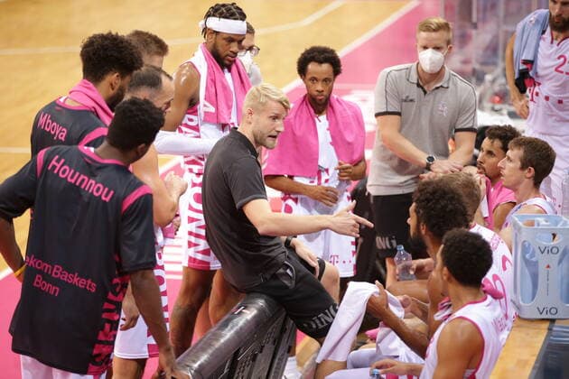Trainer Tuomas Iisalo mit Team Telekom Baskets Bonn , Testspiel vs. RheinStars Köln easyCredit BBL 1. Bundesliga , Saison 2021 2022