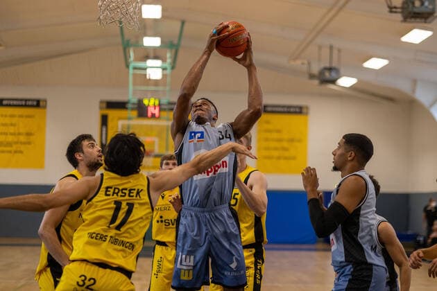 Erol Ersek (Tigers Tuebingen, 11)) Richmond Aririguzoh (Hakro Merlins Crailsheim, 34) ¨¨Tigers Tübingen vs. HAKRO Merlins Crailsheim, 2. Basketball, Bundesliga, Pro A, Barmer 2 Basketball, Testspiel, Spielzeit 2021 2022, 18.08.2021, ¨¨ Tigers Tübingen - HAKRO Merlins Crailsheim, 2. Basketball, 2. Bundesliga, Barmer 2 Basketball, Testspiel, Spielzeit 2021 2022, 18.08.2021 Tuebingen Copyright: xDennisxDuddek xEibnerxPressefotox EP_DDK