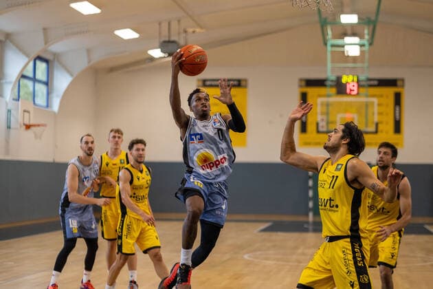 TJ Shorts II (Hakro Merlins Crailsheim, 0) Erol Ersek (Tigers Tuebingen, 11)¨¨Tigers Tübingen vs. HAKRO Merlins Crailsheim, 2. Basketball, Bundesliga, Pro A, Barmer 2 Basketball, Testspiel, Spielzeit 2021 2022, 18.08.2021, ¨¨ Tigers Tübingen - HAKRO Merlins Crailsheim, 2. Basketball, 2. Bundesliga, Barmer 2 Basketball, Testspiel, Spielzeit 2021 2022, 18.08.2021 Tuebingen Copyright: xDennisxDuddek xEibnerxPressefotox EP_DDK