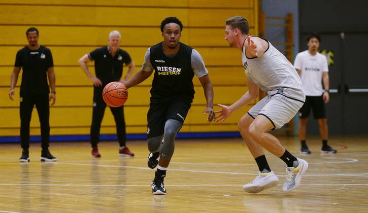 Ludwigsburg , Basketball Trainingsstart MHP Riesen Ludwigsburg , von links: James Woodard David Walker