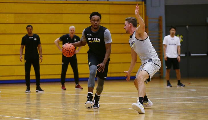 Ludwigsburg , Basketball Trainingsstart MHP Riesen Ludwigsburg , von links: James Woodard David Walker