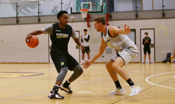 Ludwigsburg , Basketball Trainingsstart MHP Riesen Ludwigsburg , von links: James Woodard David Walker