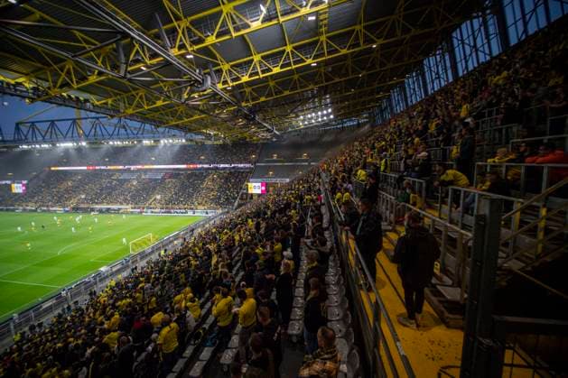 Fußball: Super-Cup, Saison 2021 2022, Borussia Dortmund - FC Bayern München am 17.08.2021 im Signal-Iduna-Park in Dortmund. YY Fans auf der Südtribüne, Applaus, DFL und DFB REGULATIONS PROHIBIT ANY USE OF PHOTOGRAPHS AS IMAGE SEQUENCES AND OR QUASI-VIDEO. Copyright: xChristopherxNeundorfx