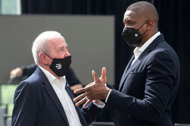 August 18, 2021, Toronto, on, Canada: Toronto Raptors executive Masai Ujiri, right, talks to Larry Tanenbaum, Chairman of Maple Leaf Sports & Entertainment following a press conference, PK, Pressekonferenz in Toronto on Wednesday, August 18, 2021. Masai Ujiri; Larry Tanenbaum - ZUMAc35_ 20210818_zaf_c35_081 Copyright: xChrisxYoungx
