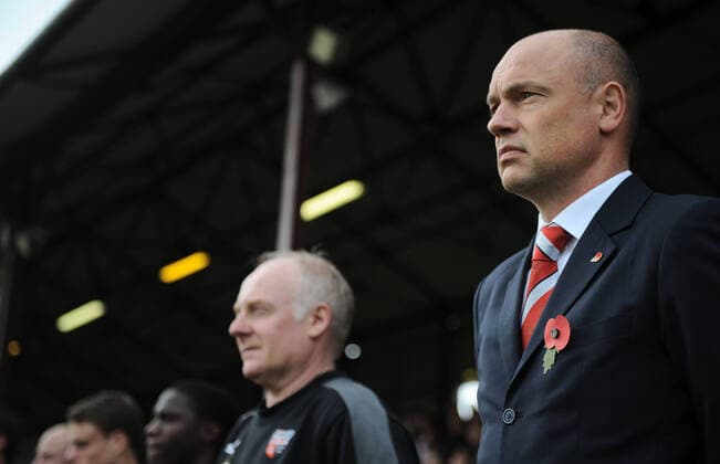 Fußball, Trainerhistorie Brentford FC von 1903 bis heute Mandatory Credit: Photo by Back Page Images Shutterstock (1507979d) Uwe Rosler, right, German manager of Brentford wears a poppy and observes a minute s silence for Remembrance Day Brentford Vs. Basingstoke Town, FA Cup Football, Griffin Park, Brentford, London, Britain - 12 Nov 2011 EDITORIAL USE ONLY No use with unauthorised audio, video, data, fixture lists (outside the EU), club league logos or live services. Online in-match use limited to 45 images (+15 in extra time). No use to emulate moving images. No use in betting, games or single club league player publications services. Brentford Vs. Basingstoke Town, FA Cup Football, Griffin Park, Brentford, London, Britain - 12 Nov 2011 EDITORIAL USE ONLY No use with unauthorised audio, video, data, fixture lists (outside the EU), club league logos or live services. Online in-match use limited to 45 images (+15 in extra time). No use to emulate moving images. No use in betting, games or  Copyright: xBackxPagexImages Shutterstockx 1507979d
