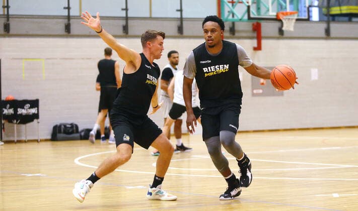Ludwigsburg , Basketball Trainingsstart MHP Riesen Ludwigsburg , von links: Jordan Hulls James Woodard