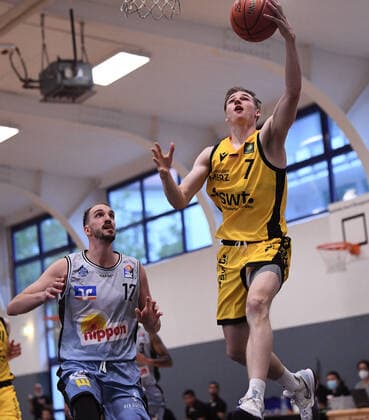 Basketball 2. Bundesliga 2021 2022 18.08.2021 Testspiel Tigers Tuebingen - HAKRO Merlins Crailsheim Timo Lanmueller (re, Tigers) gegen Dejan Kovacevic (li, Crailsheim)