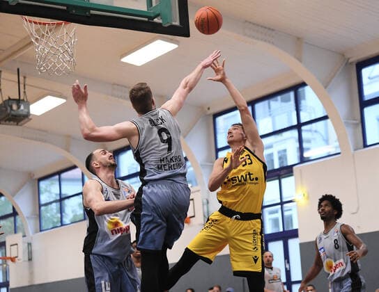 Basketball 2. Bundesliga 2021 2022 18.08.2021 Testspiel Tigers Tuebingen - HAKRO Merlins Crailsheim Ryan Richard Mikesell (re, Tigers) gegen Fabian Bleck (Mitte,Crailsheim) und Dejan Kovacevic (li, Crailsheim)