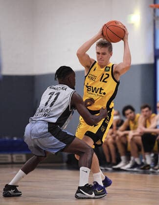 Basketball 2. Bundesliga 2021 2022 18.08.2021 Testspiel Tigers Tuebingen - HAKRO Merlins Crailsheim Aatu Kivimaeki (re, Tigers) gegen Rene Kindzeka (li, Crailsheim)