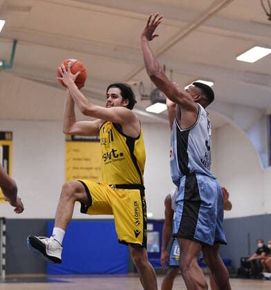 Basketball 2. Bundesliga 2021 2022 18.08.2021 Testspiel Tigers Tuebingen - HAKRO Merlins Crailsheim Erol Ersek (li, Tigers) gegen Richmond Aririguzoh (re, Crailsheim)