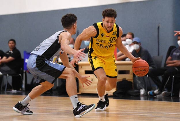 Basketball 2. Bundesliga 2021 2022 18.08.2021 Testspiel Tigers Tuebingen - HAKRO Merlins Crailsheim Joanic Gruettner-Bacoul (re, Tigers) gegen Aleksa Kovacevic (li, Crailsheim)