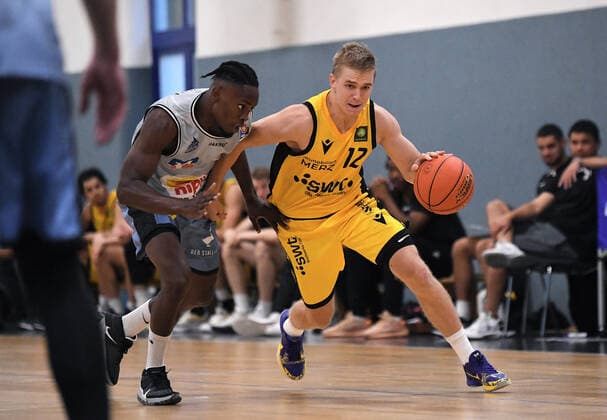 Basketball 2. Bundesliga 2021 2022 18.08.2021 Testspiel Tigers Tuebingen - HAKRO Merlins Crailsheim Aatu Kivimaeki (re, Tigers) gegen Rene Kindzeka (li, Crailsheim)