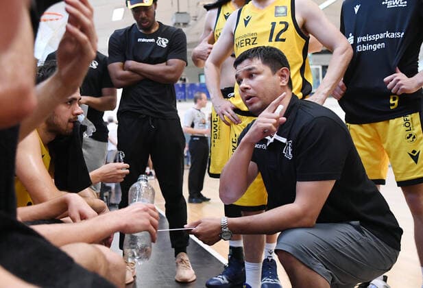 Basketball 2. Bundesliga 2021 2022 18.08.2021 Testspiel Tigers Tuebingen - HAKRO Merlins Crailsheim Auszeit Tigers; Trainer Daniel Jansson (re)