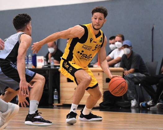Basketball 2. Bundesliga 2021 2022 18.08.2021 Testspiel Tigers Tuebingen - HAKRO Merlins Crailsheim Joanic Gruettner-Bacoul (re, Tigers) gegen Aleksa Kovacevic (li, Crailsheim)