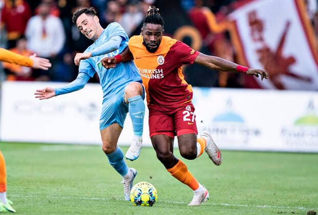 Randers FC s Vito Hammershoej-Mistrati mod Luyindama i Europa League - kvalifikationskampen mellem Randers FC og Galatasaray paa Cepheus Park i Randers, torsdag den 19. august 2021.. , Randers Jylland Denmark Copyright: HenningxBagger HenningxBaggerx COP101 spdk20210819-195325-L