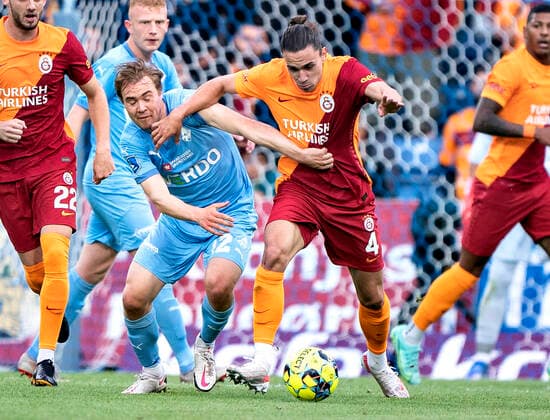 Randers FC s Simon Tibbling mod Galatasaray s Taylan Antalyali i Europa League - kvalifikationskampen mellem Randers FC og Galatasaray paa Cepheus Park i Randers, torsdag den 19. august 2021.. , Randers Jylland Denmark Copyright: HenningxBagger HenningxBaggerx COP101 spdk20210819-195506-L