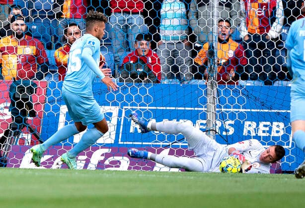 Galatasaray s maalmand Fernandon Muslera (C) redder mod Randers FC s Marvin Egho i Europa League - kvalifikationskampen mellem Randers FC og Galatasaray paa Cepheus Park i Randers, torsdag den 19. august 2021.. , Randers Jylland Denmark Copyright: HenningxBagger HenningxBaggerx COP101 spdk20210819-195615-L
