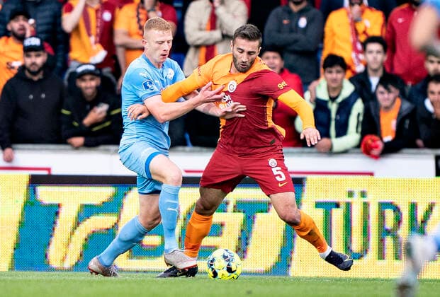 Randers FC s Tobias Klysner mod Galatasaray s Alpasian Ôztürk i Europa League - kvalifikationskampen mellem Randers FC og Galatasaray paa Cepheus Park i Randers, torsdag den 19. august 2021.. , Randers Jylland Denmark Copyright: HenningxBagger HenningxBaggerx COP101 spdk20210819-195735-L