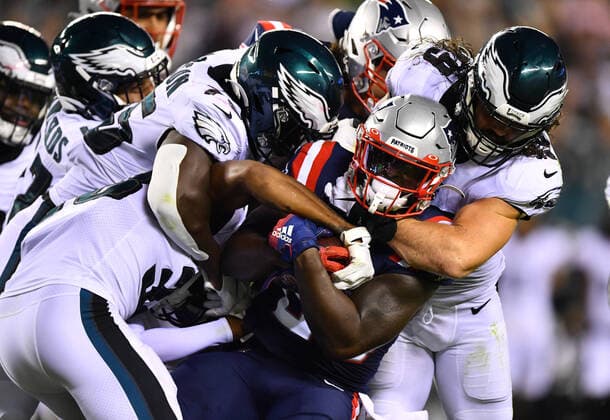 Bilder des Jahres 2021, Sport 08. August Sport Themen der Woche KW33 Sport Bilder des Tages PHILADELPHIA, PA - AUGUST 19: New England Patriots RB Sony Michel (26) is tackled by Philadelphia Eagles LB Alex Singleton (49) and DE Tarron Jackson (75) in the first half during the game between the New England Patriots and Philadelphia Eagles on August 19, 2021 at Lincoln Financial Field in Philadelphia, PA. (Photo by Kyle Ross Icon Sportswire) NFL, American Football Herren, USA AUG 19 Preseason - Patriots at Eagles Icon21081516
