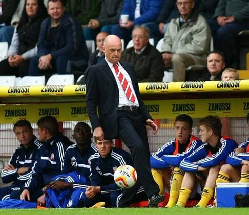 Fußball, Trainerhistorie Brentford FC von 1903 bis heute Mandatory Credit: Photo by Michael Zemanek BPI Shutterstock (3178549g) Brentford s Manager Uwe Rosler controls the ball Sky Bet League 1 2013 14, Stevenage v Brentford, Broadhall Way, Stevenage, Britain - 12 Oct 2013 EDITORIAL USE ONLY No use with unauthorised audio, video, data, fixture lists (outside the EU), club league logos or live services. Online in-match use limited to 45 images (+15 in extra time). No use to emulate moving images. No use in betting, games or single club league player publications services. Sky Bet League 1 2013 14, Stevenage v Brentford, Broadhall Way, Stevenage, Britain - 12 Oct 2013 EDITORIAL USE ONLY No use with unauthorised audio, video, data, fixture lists (outside the EU), club league logos or live services. Online in-match use limited to 45 images (+15 in extra time). No use to emulate moving images. No use in betting, games or  Copyright: xMichaelxZemanek BPI Shutterstockx 3178549g