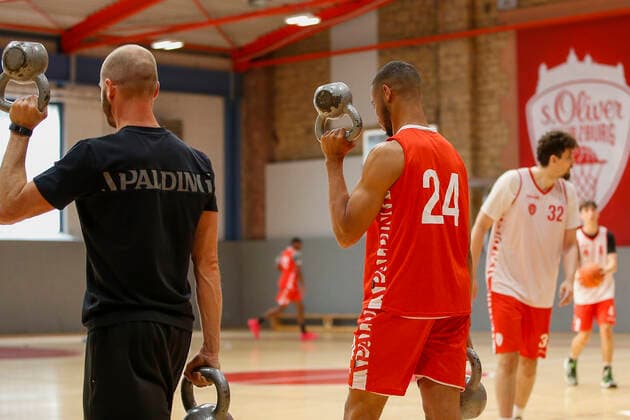 GER, Wuerzburg, Trainingszentrum Zellerau, 20.08.2021, emspor, emonline, despor, deonline, Medientraining von s.Oliver Wuerzburg Bild: v. l. Athletik-Trainer Philipp Burneckas (s.Oliver Wuerzburg) und Cameron Hunt (s.Oliver Wuerzburg) Copyright: HMBxMedia JulienxBecker