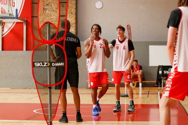 GER, Wuerzburg, Trainingszentrum Zellerau, 20.08.2021, emspor, emonline, despor, deonline, Medientraining von s.Oliver Wuerzburg Bild: v. l. Co-Trainer Steven Key (s.Oliver Wuerzburg), Desi Rodriguez (s.Oliver Wuerzburg) und Julius Boehmer (s.Oliver Wuerzburg) haben Spass beim Training Copyright: HMBxMedia JulienxBecker