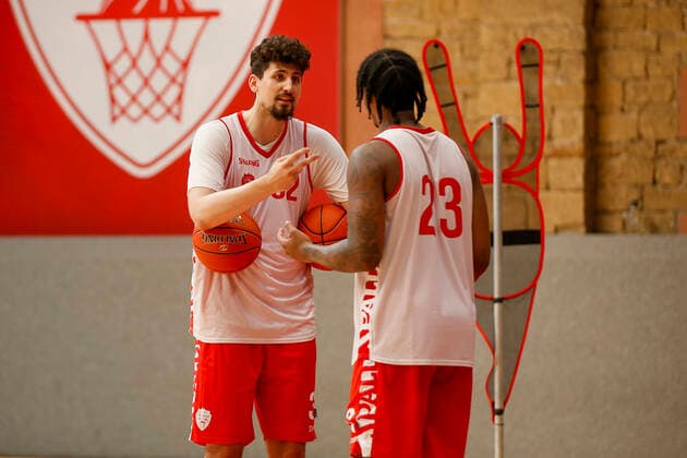 GER, Wuerzburg, Trainingszentrum Zellerau, 20.08.2021, emspor, emonline, despor, deonline, Medientraining von s.Oliver Wuerzburg Bild: v. l. Nicolas Carvacho (s.Oliver Wuerzburg) erklaert Desi Rodriguez (s.Oliver Wuerzburg) das Spiel Schere, Stein, Papier Copyright: HMBxMedia JulienxBecker