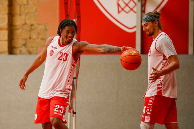 GER, Wuerzburg, Trainingszentrum Zellerau, 20.08.2021, emspor, emonline, despor, deonline, Medientraining von s.Oliver Wuerzburg Bild: v. l. Desi Rodriguez (s.Oliver Wuerzburg) und Julian Albus (s.Oliver Wuerzburg) haben Spass beim Training Copyright: HMBxMedia JulienxBecker