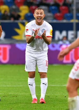Fussball, 2. Bundesliga, Deutschland, Herren, Saison 2021 2022, 4. Spieltag, Merkur-Spiel-Arena Düsseldorf, Fortuna Düsseldorf, F95 (rot) - Holstein Kiel (weiss) 2:2; Lewis Holtby (KIE). Aktion, Einzelbild. DFB DFL REGULATIONS PROHIBIT ANY USE OF PHOTOGRAPHS AS IMAGE SEQUENCES AND OR QUASI-VIDEO
