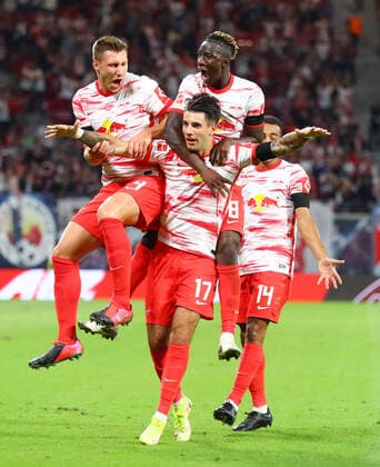 Bilder des Jahres 2021, Sport 08. August Sport Themen der Woche KW33 Sport Bilder des Tages RB Leipzig - Stuttgart 20.08.2021 Leipzig, 20.08.2021, Red Bull Arena, Fussball Bundesliga, 2. Spieltag , RB Leipzig vs. VfB Stuttgart , Im Bild: Tor für Leipzig. Dominik Szoboszlai (17, RB Leipzig) trifft zum 1:0 und jubelt mit Willi Orban (4, RB Leipzig), Amadou Haidara (8, RB Leipzig), Tyler Adams (14, RB Leipzig). , DFL regulations prohibit any use of photographs as image sequences and or quasi-video. , *** RB Leipzig Stuttgart 20 08 2021 Leipzig, 20 08 2021, Red Bull Arena, Fussball Bundesliga, 2 Spieltag , RB Leipzig vs VfB Stuttgart , In picture Goal for Leipzig Dominik Szoboszlai 17, RB Leipzig scores 1 0 and cheers with Willi Orban 4, RB Leipzig , Amadou Haidara 8, RB Leipzig , Tyler Adams 14, RB Leipzig , DFL regulations prohibit any use of photographs as image sequences and or quasi video , Picture Point