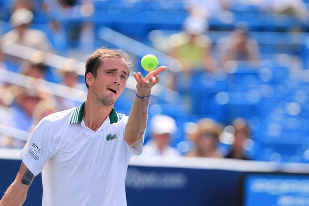 CINCINNATI, OH - AUGUST 20: Daniil Medvedev of Russia serves during the Western & Southern Open at the Lindner Family Tennis Center on August 20, 2021 in Mason, Ohio. (Photo by Ian Johnson Icon Sportswire) TENNIS: AUG 20 Western & Southern Open Icon210820042