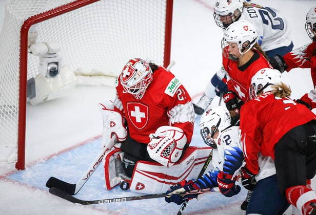 August 20, 2021, Calgary, ab, Canada: Switzerland goalie Andrea Braendli, left, covers the puck as United States players close in during first period IIHF Women s World Championship, WM, Weltmeisterschaft hockey action in Calgary, Friday, Aug. 20, 2021. Andrea Braendli  - ZUMAc35_ 20210820_zaf_c35_070 Copyright: xJeffxMcintoshx