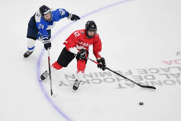 August 20, 2021, Calgary, AB, Canada: Finland s VIIVI VAINIKKA (left) and Canada s CLAIRE THOMPSON (right) battle for the puck during the Finland vs Canada preliminary round game at the 2021 IIHF Women s World Championship, WM, Weltmeisterschaft in Calgary, AB, Canada on Aug 20, 2021. Canada defeated Finland 5-3. The 12-day tournament returns after more than two year due to the COVID-19 pandemic. Calgary Canada - ZUMAj113 20210820_zip_j113_025 Copyright: xGavinxJohnx