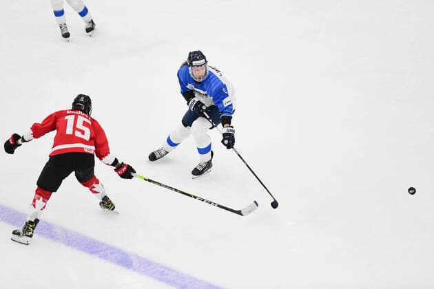 August 20, 2021, Calgary, AB, Canada: Finland s ROSA LINDSTEDT (right) and Canada s MELODIE DAOUST (left) chase the puck during the Finland vs Canada preliminary round game at the 2021 IIHF Women s World Championship, WM, Weltmeisterschaft in Calgary, AB, Canada on Aug 20, 2021. Canada defeated Finland 5-3. The 12-day tournament returns after more than two year due to the COVID-19 pandemic. Calgary Canada - ZUMAj113 20210820_zip_j113_101 Copyright: xGavinxJohnx