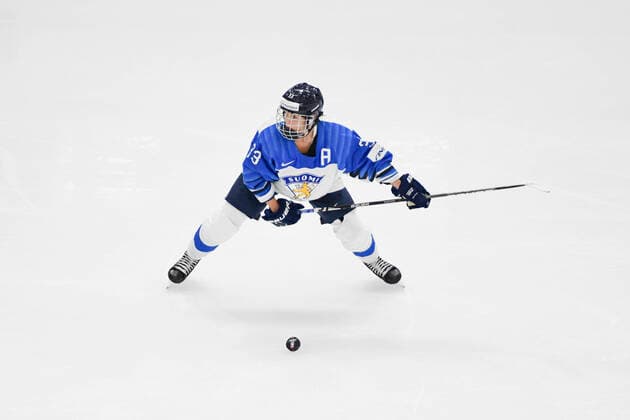 August 20, 2021, Calgary, AB, Canada: Finland s MICHELLE KARVINEN winds up for a shot during the Finland vs Canada preliminary round game at the 2021 IIHF Women s World Championship, WM, Weltmeisterschaft in Calgary, AB, Canada on Aug 20, 2021. Canada defeated Finland 5-3. The 12-day tournament returns after more than two year due to the COVID-19 pandemic. Calgary Canada - ZUMAj113 20210820_zip_j113_103 Copyright: xGavinxJohnx
