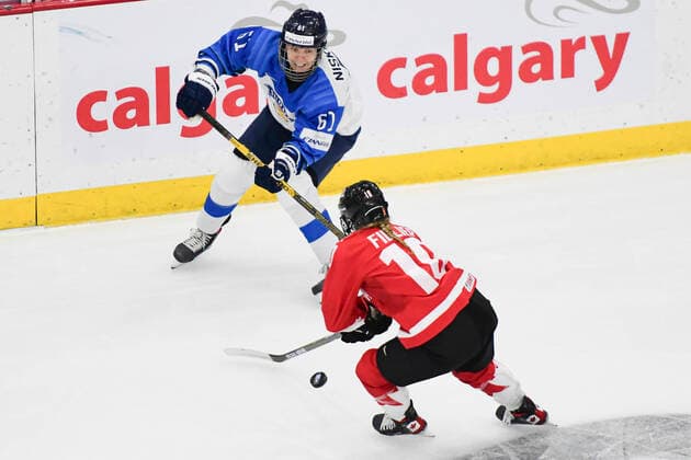 August 20, 2021, Calgary, AB, Canada: Finland s TANJA NISKANEN (left) and Canada s SARAH FILLIER (right) battle for the puck during the Finland vs Canada preliminary round game at the 2021 IIHF Women s World Championship, WM, Weltmeisterschaft in Calgary, AB, Canada on Aug 20, 2021. Canada defeated Finland 5-3. The 12-day tournament returns after more than two year due to the COVID-19 pandemic. Calgary Canada - ZUMAj113 20210820_zip_j113_106 Copyright: xGavinxJohnx