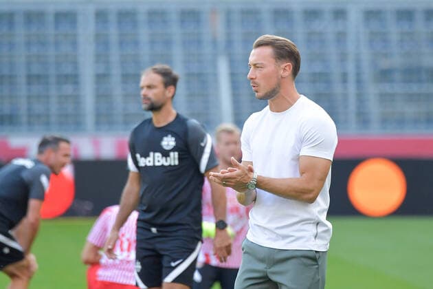Salzburg, Oesterreich 21. August 2021: Admiral Bundesliga - 2021 2022 - Sp. 5 - RB Salzburg vs. SK Austria Klagenfurt Trainer Matthias Jaissle (FC Red Bull Salzburg) gestikuliert auf dem Spielfeld. Red Bull Arena Copyright: xFotostandx xWassmuthx
