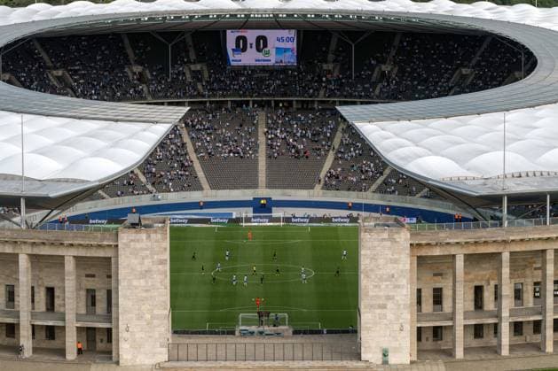 Sport Bilder des Tages Fussball Berlin 21.08.2021 Saison 2021 2022 1. Bundesliga DFL Hertha BSC Berlin - VFL Wolfsburg Berliner Olympiastadion Sportstätte